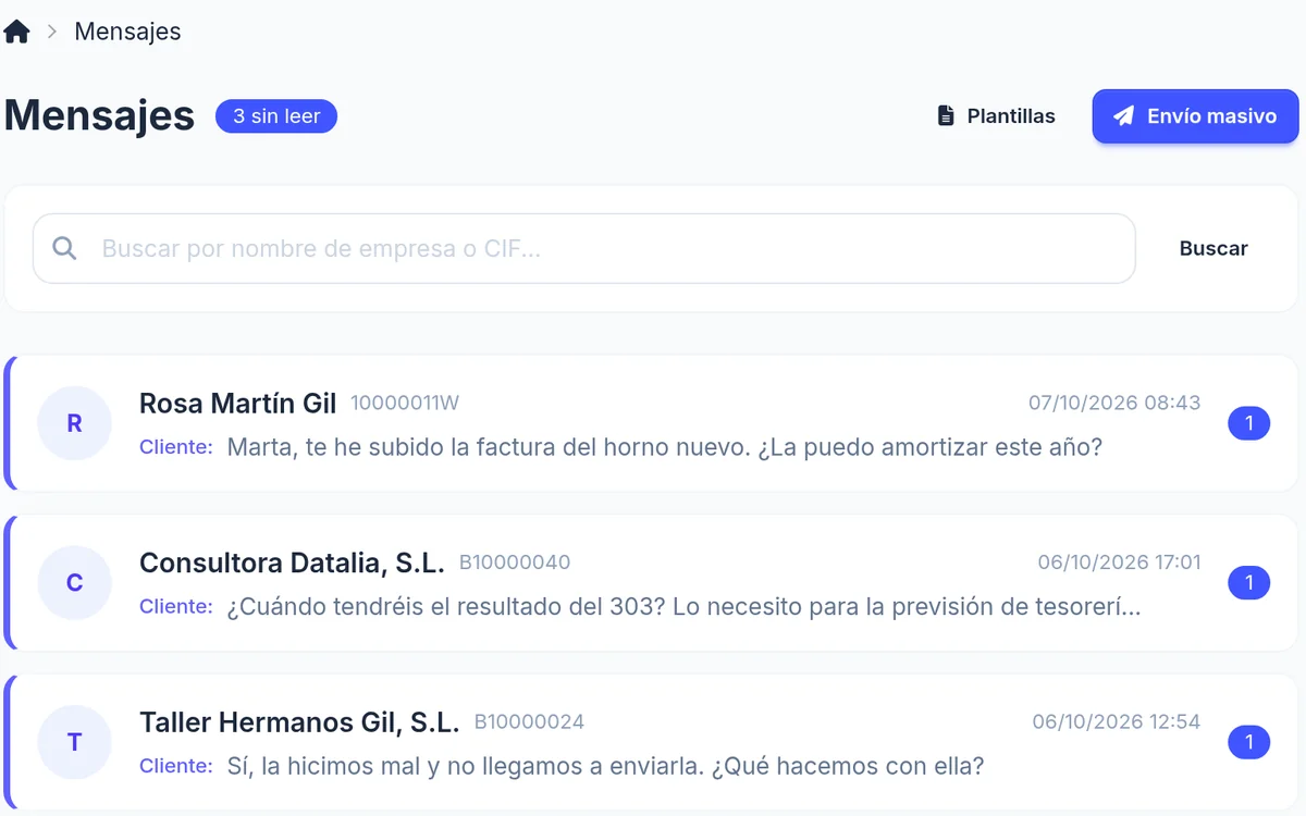Bandeja de mensajes del despacho con las consultas sin leer de tres clientes